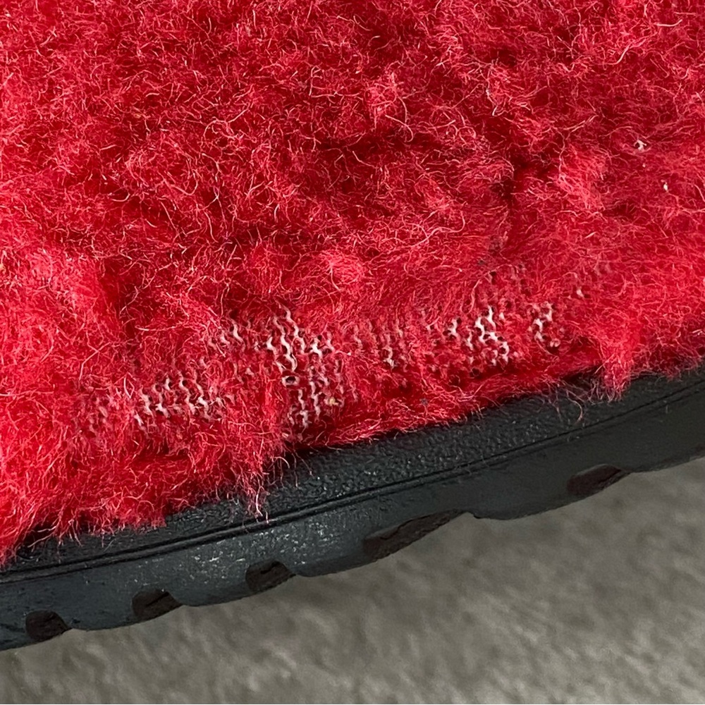 UGG  Men’s Size 5 (Women’s Size 7) Red Fluffy Slippers - Picture 6 of 12